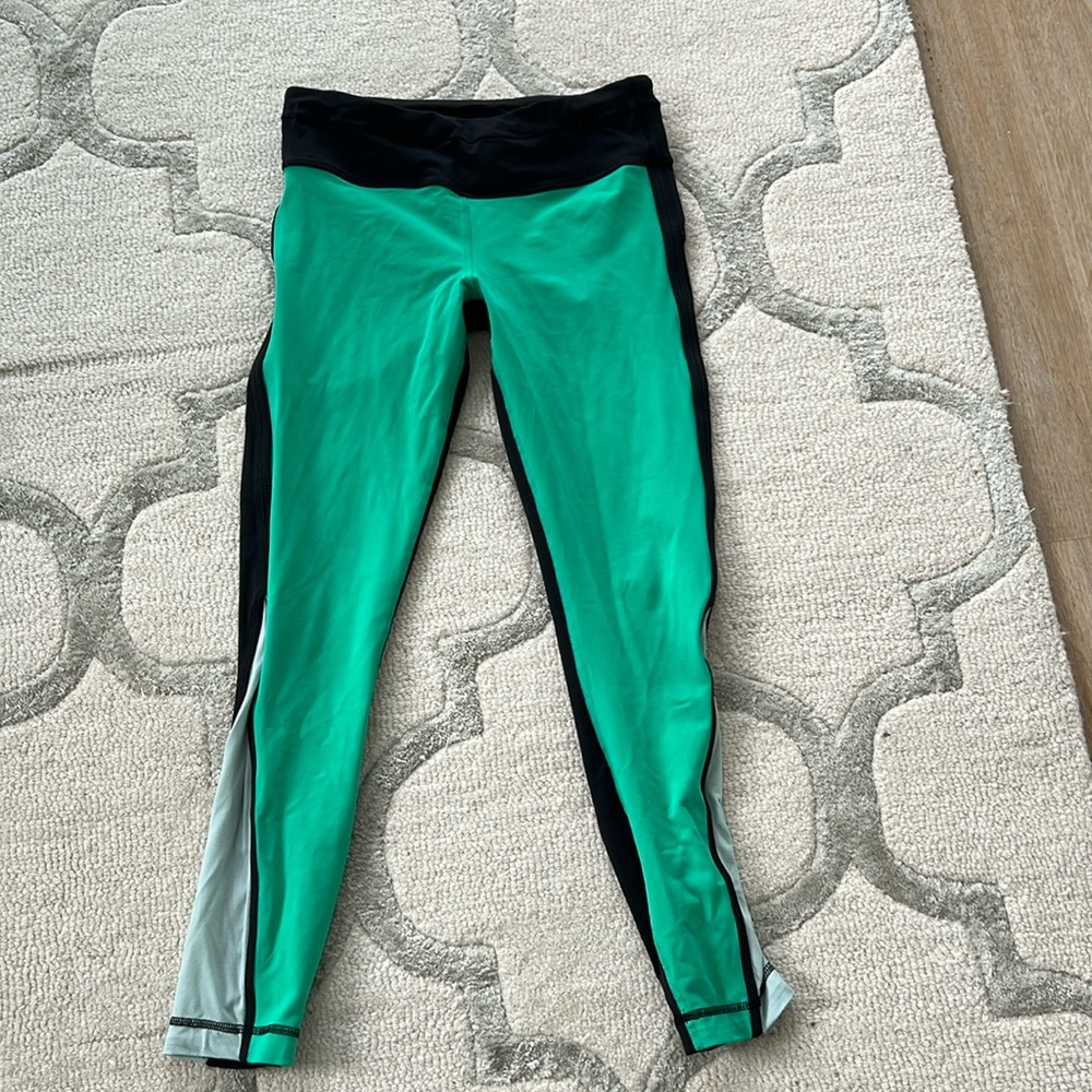 Lululemon green/black color blocked leggings (sz 6)
